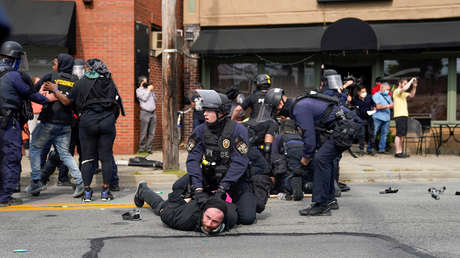 Choques entre manifestantes y policías en Louisville tras anunciarse la decisión judicial contra agentes involucrados en la muerte de Breonna Taylor