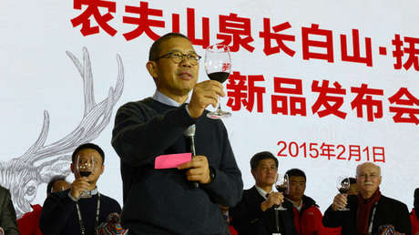 Un magnate del agua embotellada y las vacunas destrona a Jack Ma como el hombre más rico de China