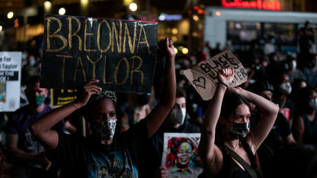 VIDEO: Un coche atropella a varios manifestantes durante una protesta contra la decisión judicial sobre el caso de Breonna Taylor