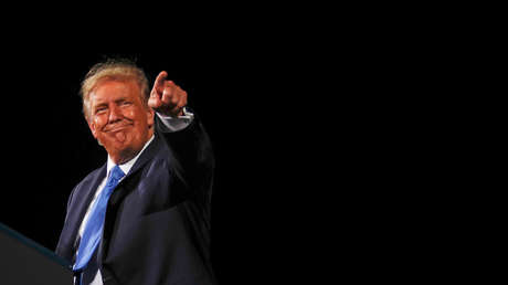 Trump se burla de una joven que intentó interrumpir su manifestación: "Luego vuelven a casa de su mamá y le dicen 'mami, lo siento'"