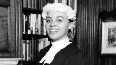 Una abogada negra es confundida con una acusada tres veces en un día en una corte de Reino Unido