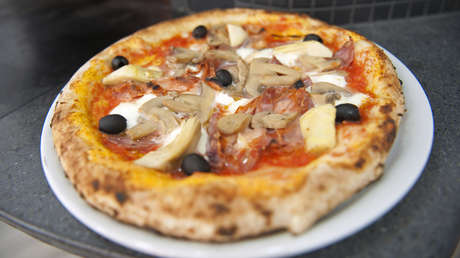 Un repartidor de pizza de 89 años recibe una propina de 12.000 dólares de su "Familia TikTok" (VIDEO)