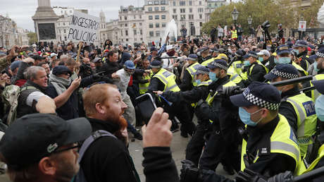 VIDEO: Policías y manifestantes heridos tras enfrentamientos en las protestas contra las medidas anticoronavirus en Londres