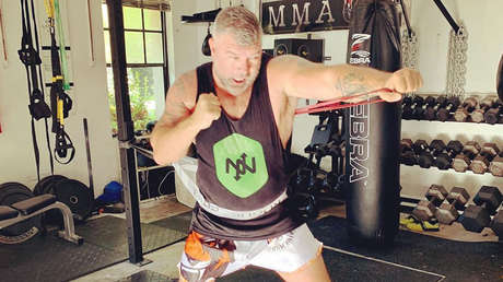 Un promotor de artes marciales mixtas decide debutar en el octágono a los 49 años