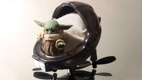 Ingeniero aeroespacial construye una cuna voladora para un juguete de Bebé Yoda (VIDEO)