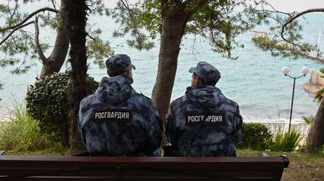 Apartan a un padre de su bebé tras aparecer en un video sacudiéndolo cabeza abajo en un bosque