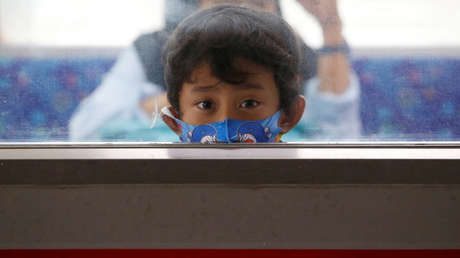 Un padre baila en un estacionamiento para hacer reír a su hijo durante su tratamiento de cáncer (VIDEO)