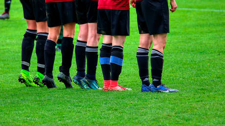 Suspenden por 6 fechas a un futbolista que orinó en la cancha en pleno partido