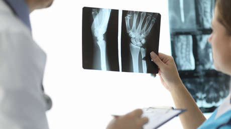 Un prominente cirujano recolectó miles de huesos humanos en su casa