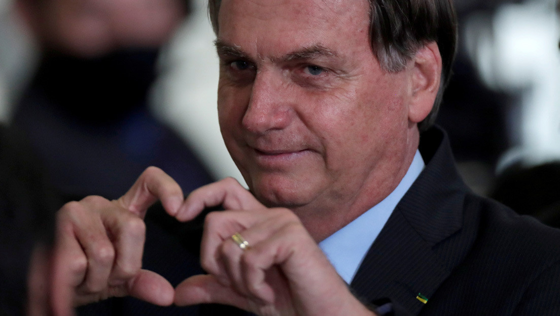 VIDEO: Sin mascarilla, Bolsonaro vuelve a generar aglomeraciones, reparte apretones de manos y se fotografía con sus seguidores