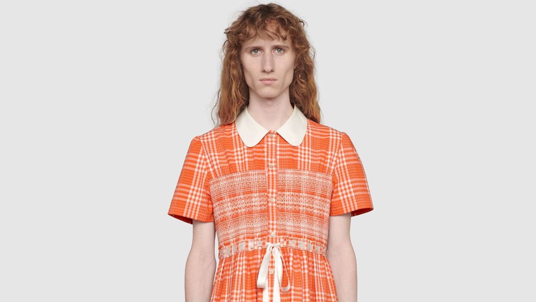 Gucci lanza un vestido para hombre por 2.600 dólares para combatir "estereotipos tóxicos"