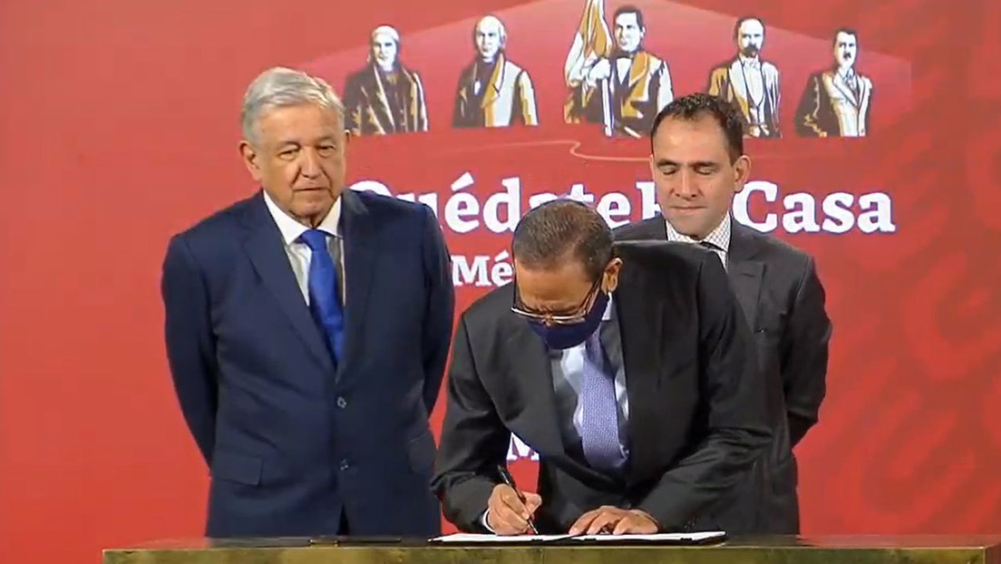 López Obrador firma con los empresarios un plan de reactivación económica en México que supone el 22 % del PIB
