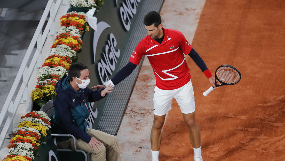 VIDEO: Novak Djokovic golpea de nuevo a un juez de línea en pleno juego, pero esta vez no es sancionado