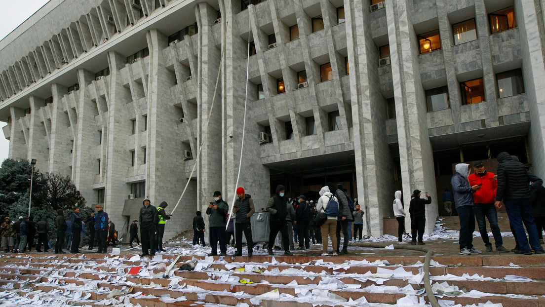 FOTOS, VIDEO: Arde la sede del Parlamento y la Presidencia de Kirguistán tras ser tomada por manifestantes