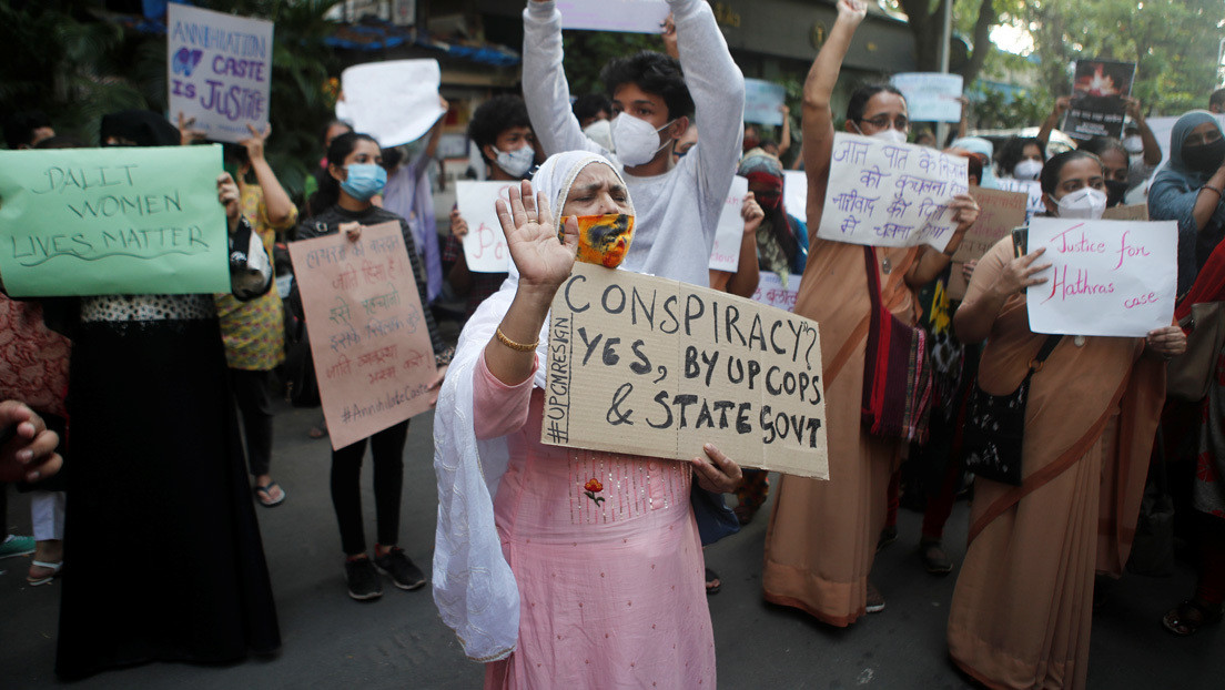 Una niña de seis años muere tras haber sido violada en India y sus padres colocan el cadáver en la calle en demanda de justicia