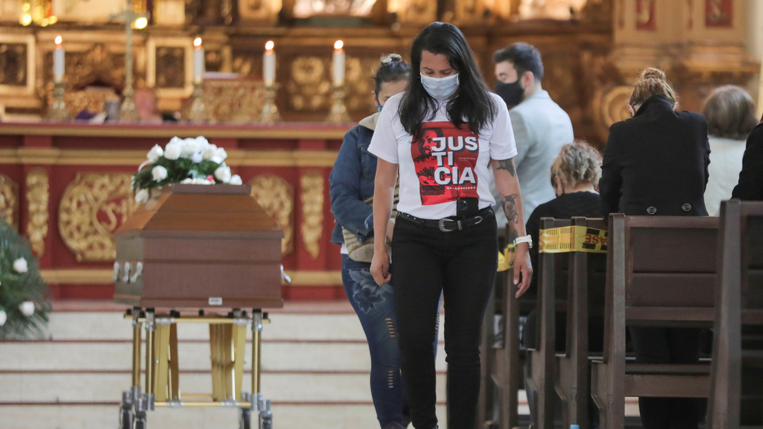 Un video muestra cómo varios policías arrastraron al abogado Javier Ordóñez dentro de un comando en Bogotá, tras la detención que ocasionó su muerte