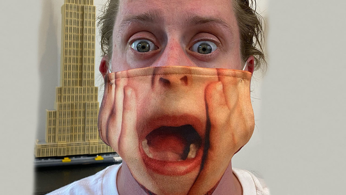 FOTO: Macaulay Culkin muestra una máscara con un cuadro de 'Home Alone' para recordar la necesidad de contener el covid-19
