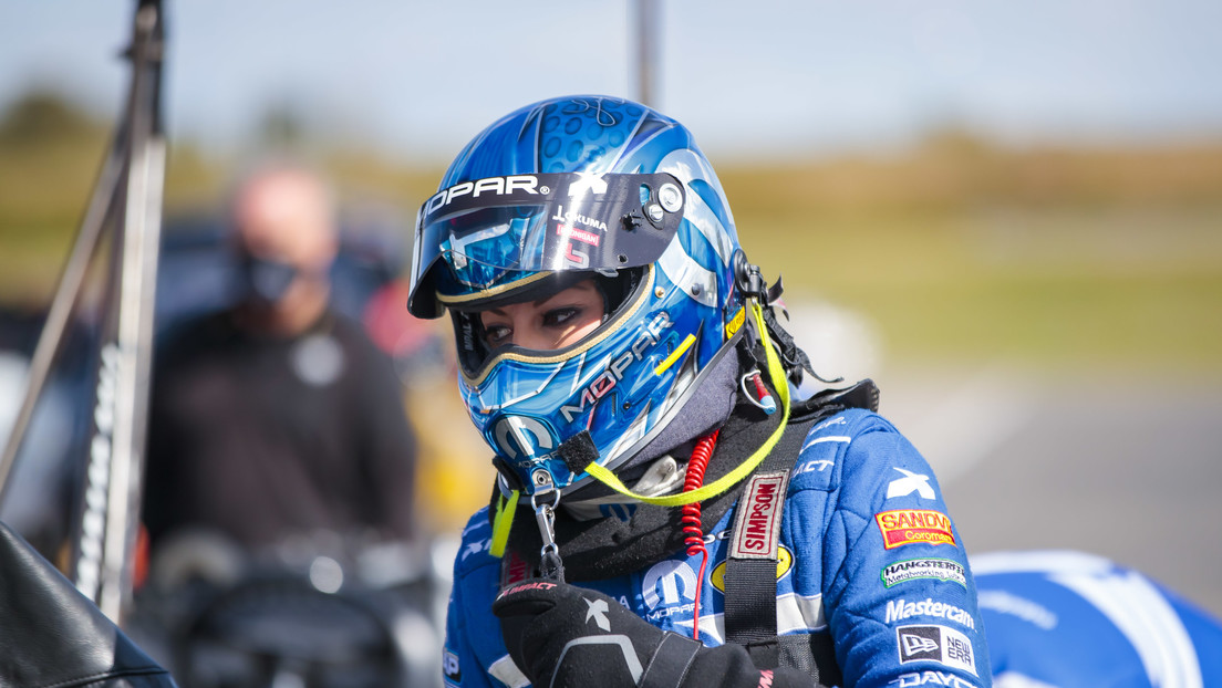 VIDEOS: Un coche se parte en pedazos a más de 400 km/h durante una carrera y la piloto se marcha sana y salva