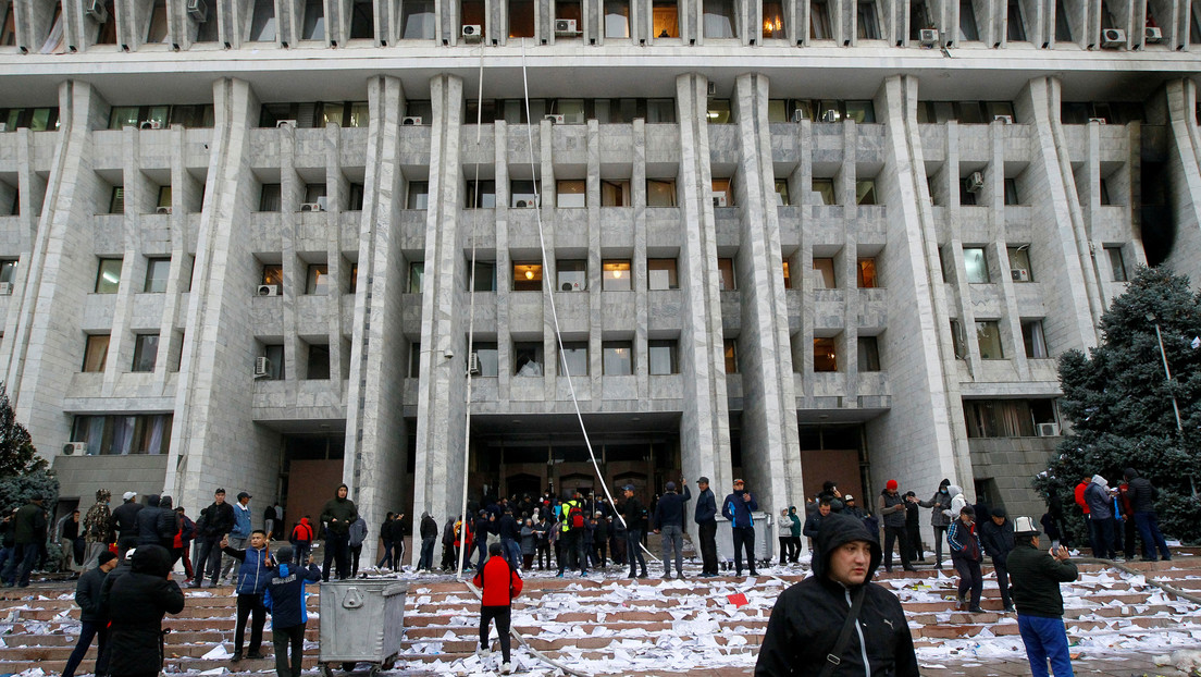 El presidente de Kirguistán declara el estado de emergencia en Biskek y ordena desplegar tropas