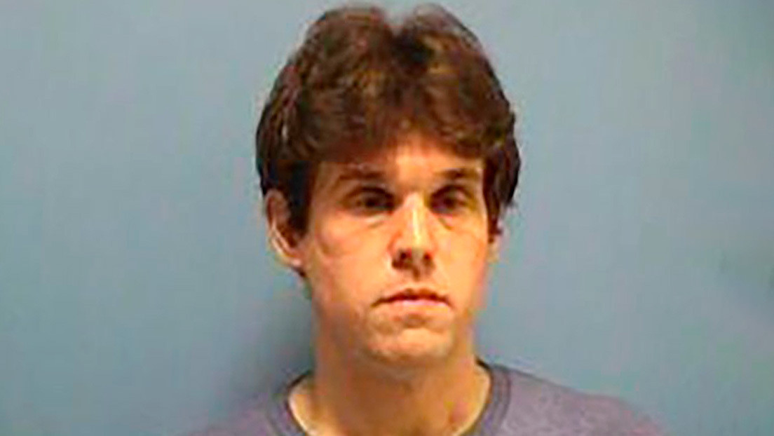 Sacerdote, detenido en EE.UU. por mantener relaciones sexuales con dos mujeres en el altar para "profanar una casa de Dios"