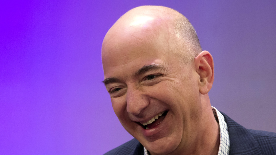 ¿Lex Luthor o el Doctor Octopus? Jeff Bezos maneja un par de manos robóticas gigantes y la Red lo comprara con un supervillano (VIDEO)