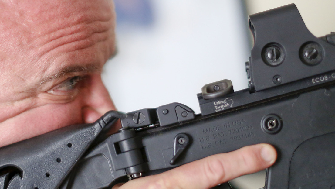 ¿Puede partirse una bala al disparar contra un cuchillo?: un amante de las armas hace la prueba (VIDEO)