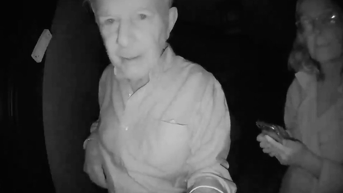 VIDEO: El momento en que despiertan a un economista para informarle que ha ganado el Premio Nobel