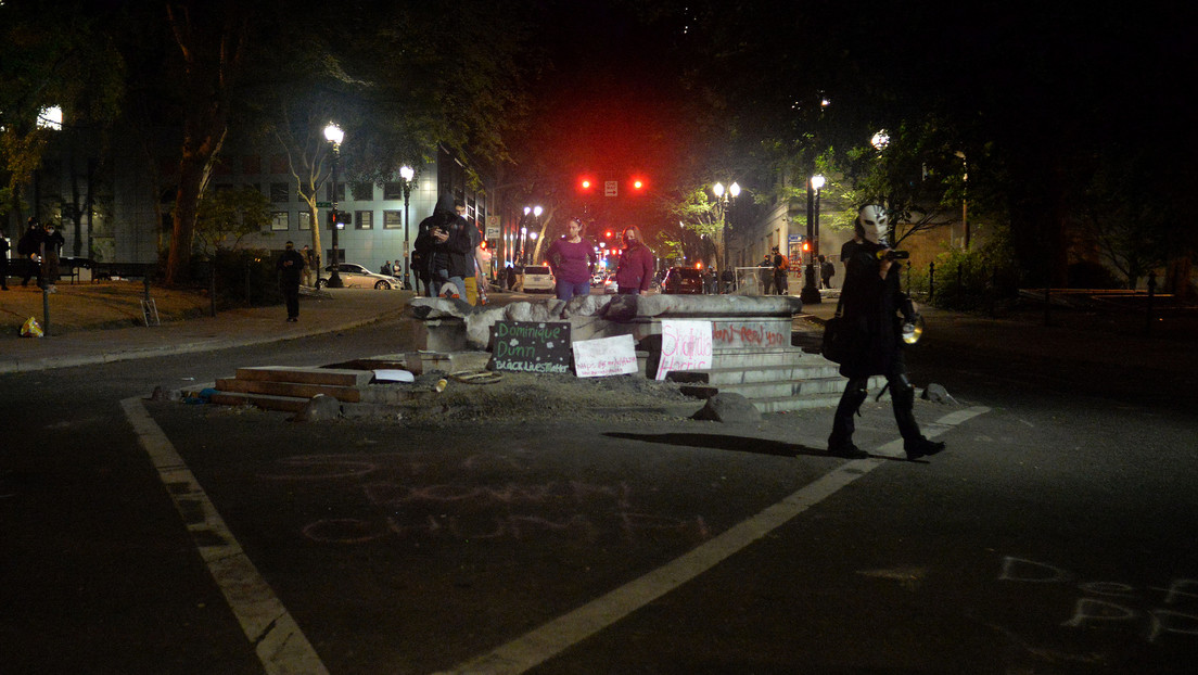 FOTOS: Colocan una nueva estatua de un alce en Portland y la califican de "un montón de basura"