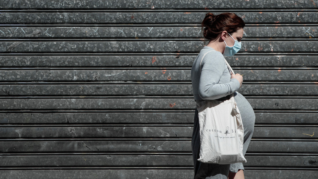 Francesas emprenden campaña contra el uso obligatorio de mascarillas durante el parto