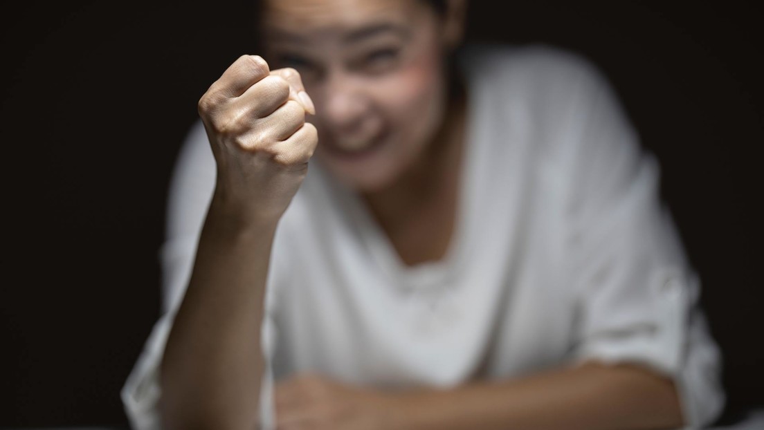 Mujer golpea en la calle a un hombre que la acosó y tocó sus "partes íntimas" (VIDEO)