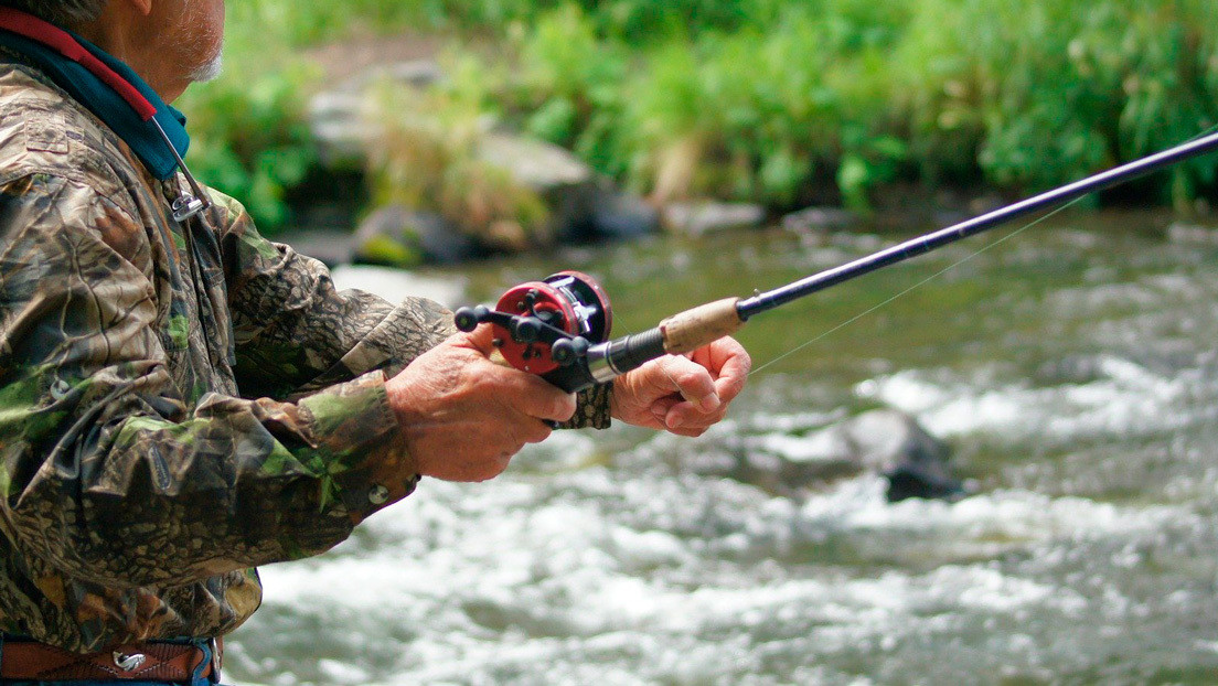 Un pescador captura la carpa más grande de Reino Unido pero no se atreve a registrar su récord