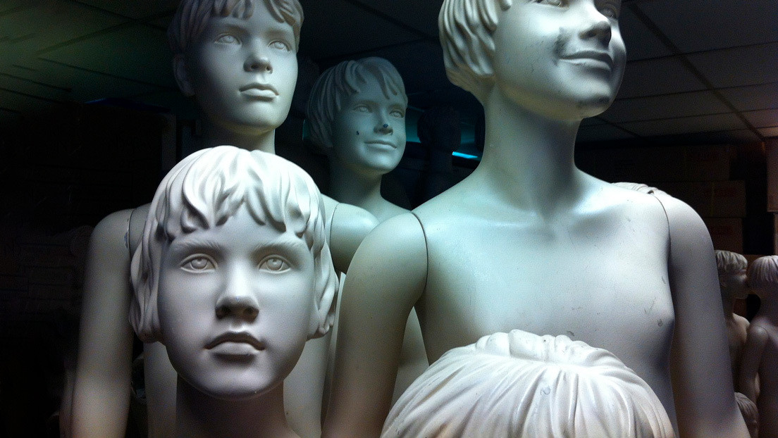 "La vendo porque está poseída": La inexplicable razón de una mujer para ofrecer un maniquí de niña en internet