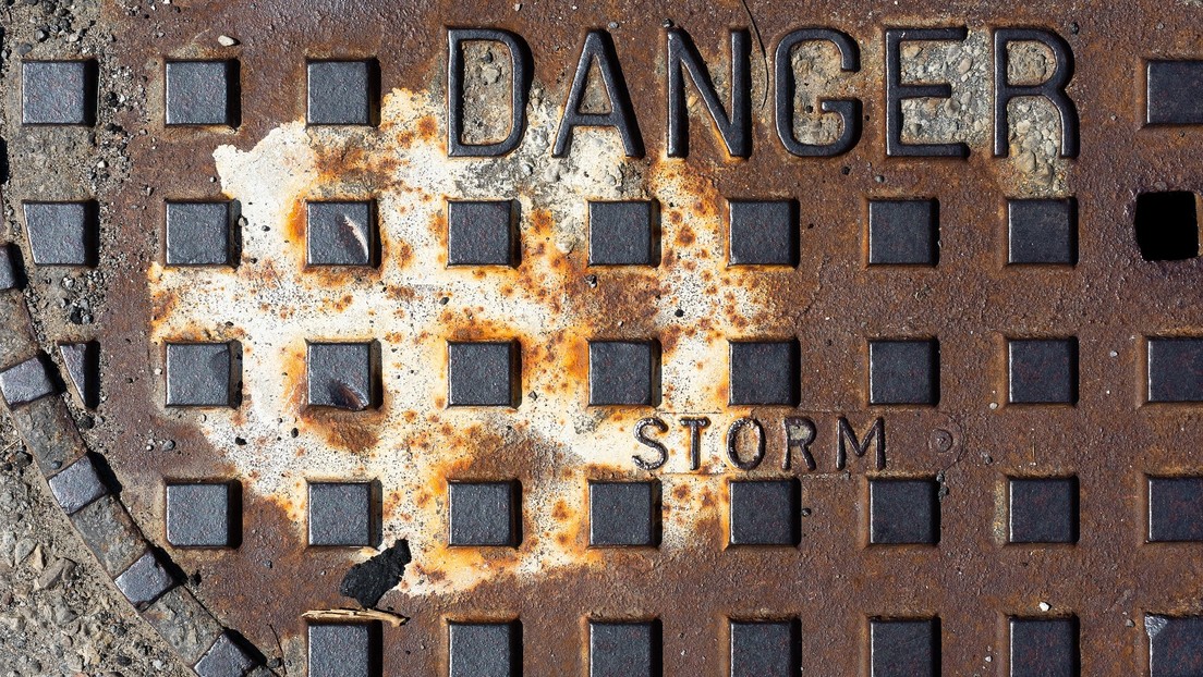 VIDEO: Un niño sale volando al explotar una alcantarilla luego de prender un petardo en su tapa