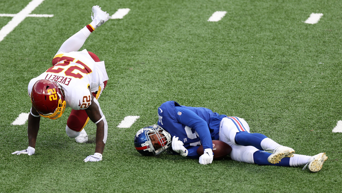 VIDEO: Un jugador de la NFL se lesiona el cuello al impactar contra un rival en una lucha por el balón