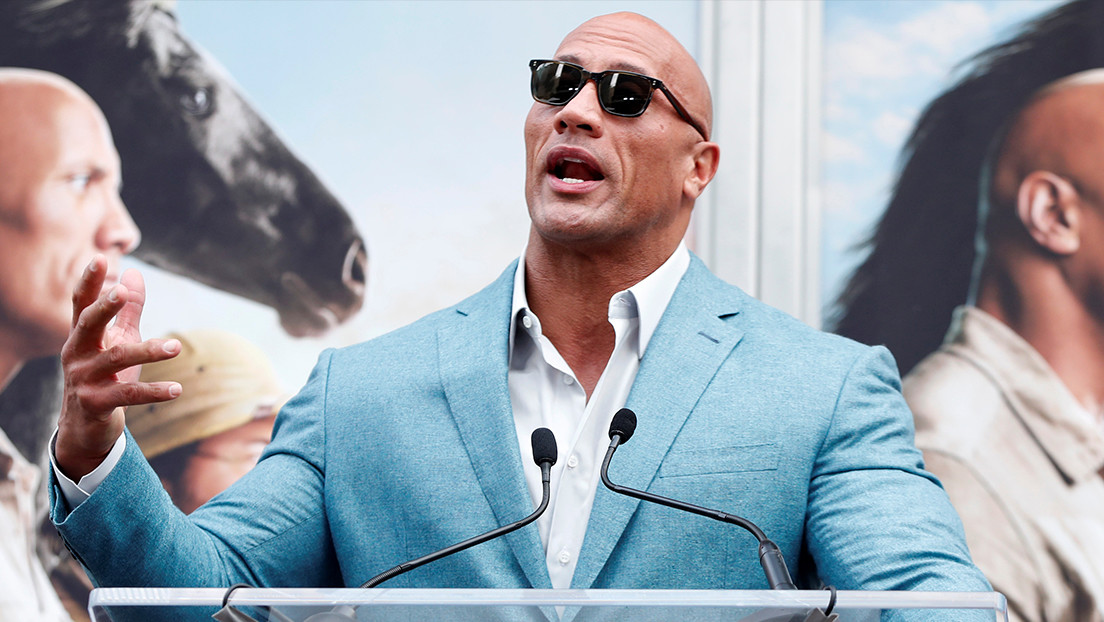 FOTO: La Roca regala dos botellas de tequila a una admiradora que cumple 101 años y la Red ve mala intención en el gesto