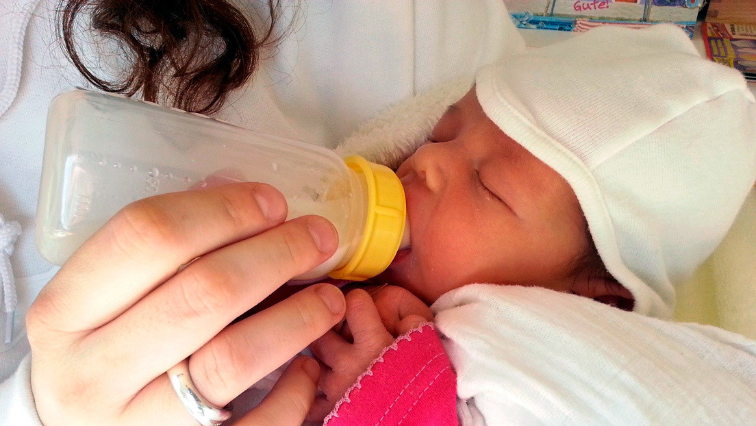 Advierten que los bebés podrían ingerir a diario millones de partículas de microplástico provenientes de biberones