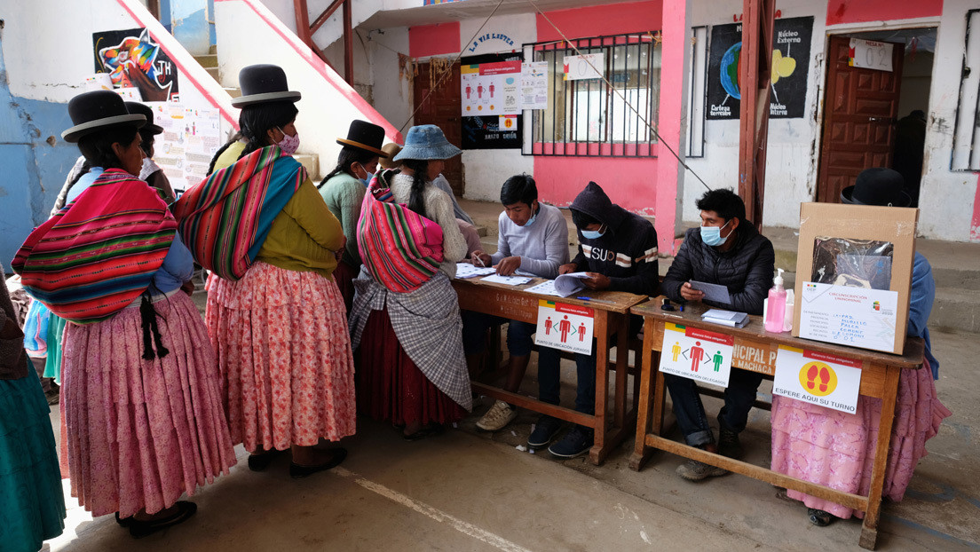 "El votante del MAS tiene un nivel intelectual nulo": el racista e ignorante 'análisis' de dos periodistas españoles sobre los comicios en Bolivia