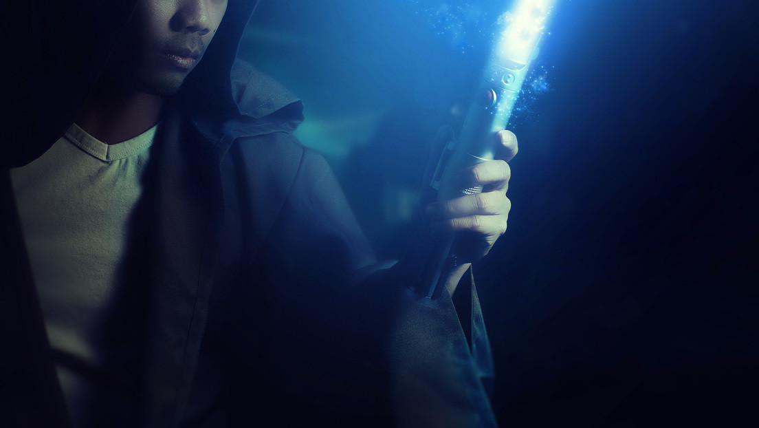 VIDEO: Crean un sable rectráctil de luz al estilo de 'Star Wars' que corta el acero