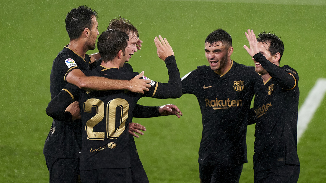 FOTOS: Un futbolista del Barcelona llega a su debut en Champions con una bolsa de plástico 'fashion' y se va en taxi tras hacer historia en el torneo