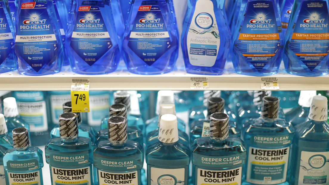 Estudio sugiere que enjuagues bucales pueden desactivar los coronavirus, pero expertos ponen en duda los hallazgos