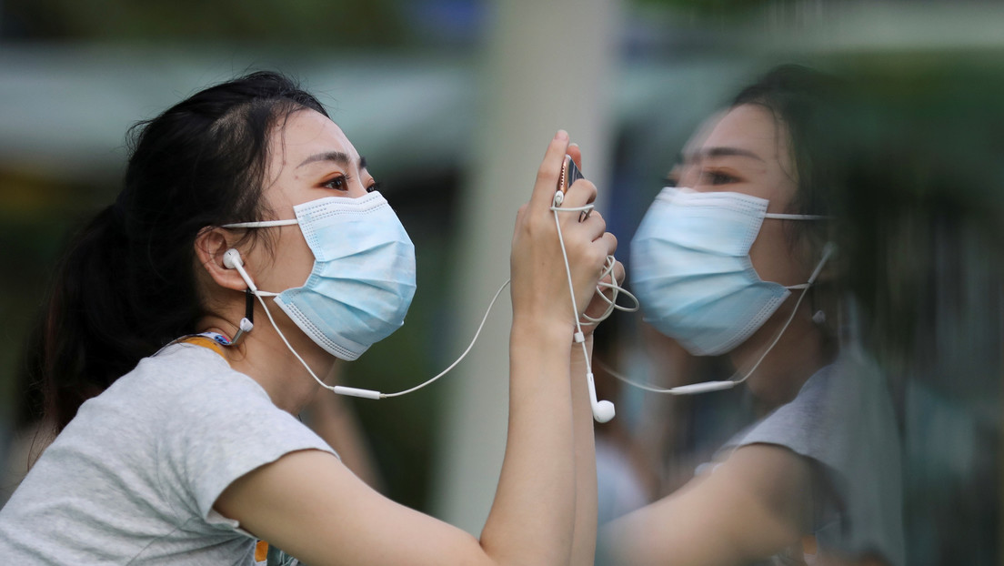 Multan con 8.600 dólares a una estudiante británica que violó la cuarentena y subió una foto desde un restaurante