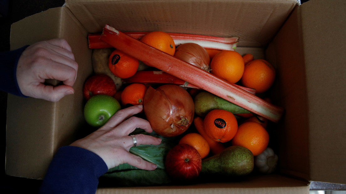 Un extraño deja comida para los hijos de una familia en la puerta de su casa y provoca una emocionada reacción de la madre (FOTO)