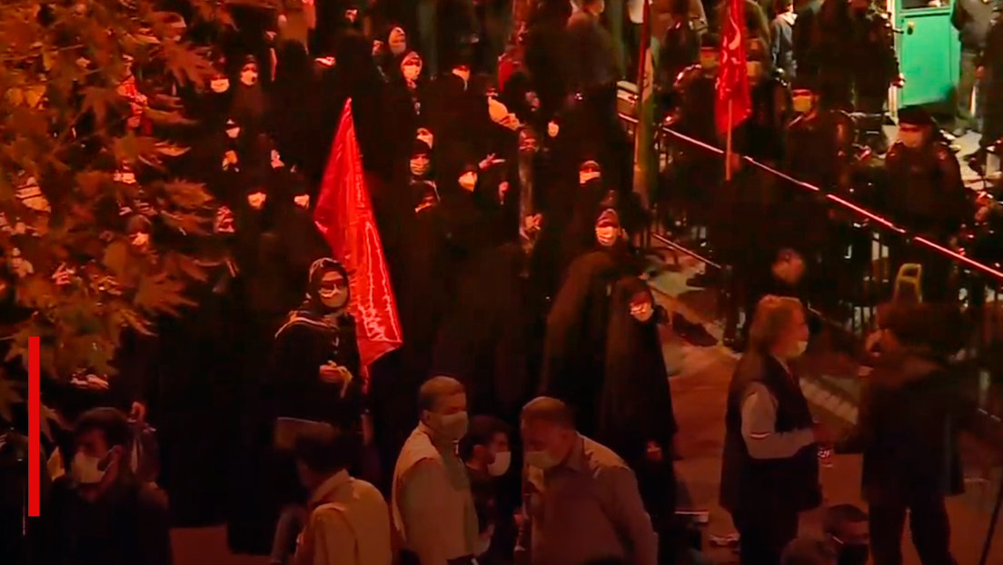 VIDEO: Protesta frente a la embajada francesa en Teherán tras los comentarios de Macron sobre el islam