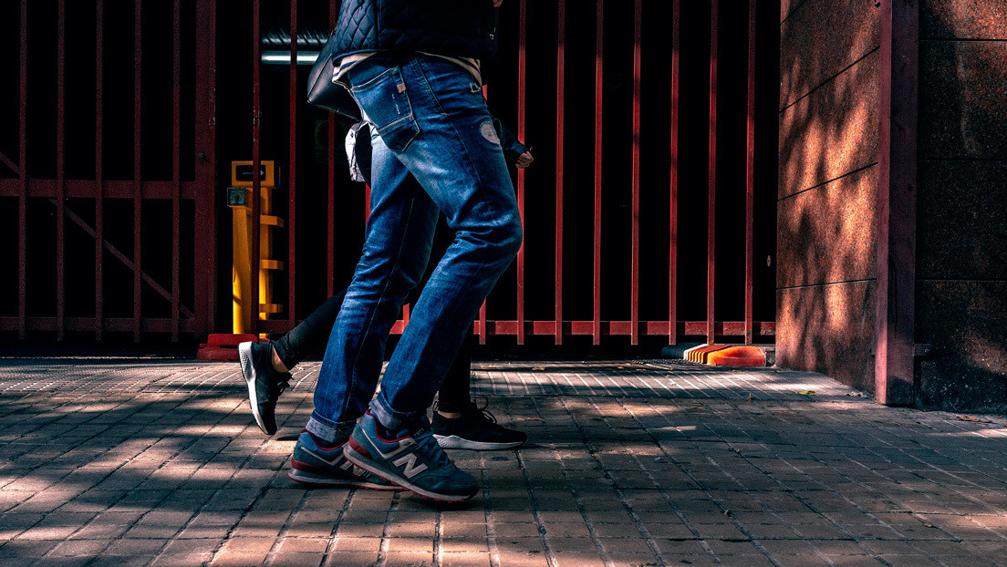 "Situación aterradora": Un hombre 'es engullido' por un agujero en la acera infestado de enormes ratas (VIDEO)