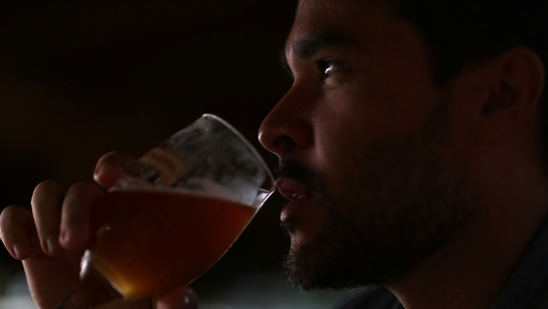 Transmite por Facebook cómo bebe cerveza al volante, minutos antes de chocar contra otro vehículo (VIDEO)