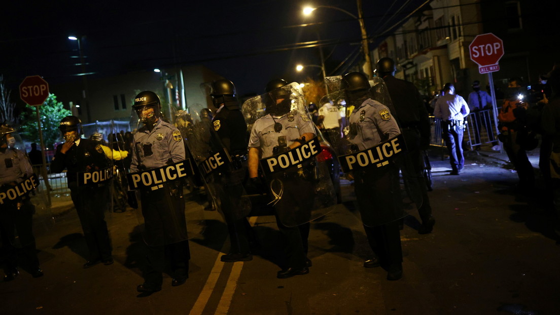 La Policía de Filadelfia descubre una camioneta "cargada con explosivos" mientras continúan los disturbios por tercera noche consecutiva