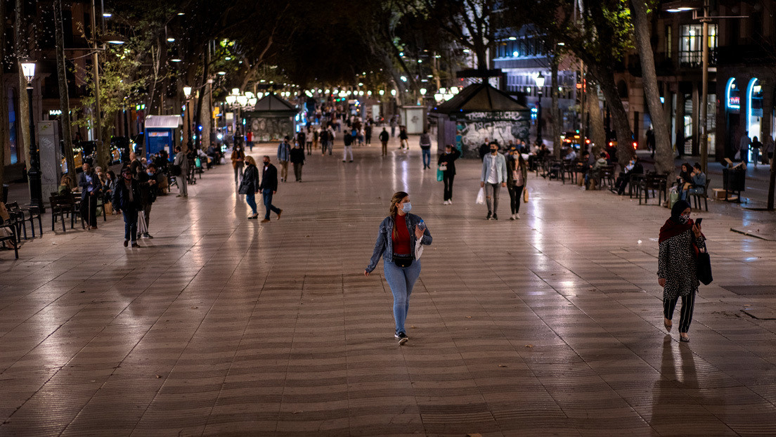 España registra 23.580 nuevos contagios de coronavirus, la cifra diaria más alta de toda la pandemia en ese país