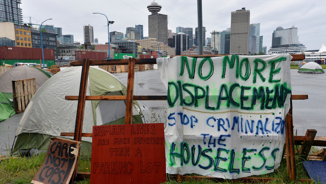 Un proyecto regala más de 5.600 dólares a personas sin hogar y revela qué hicieron con el dinero