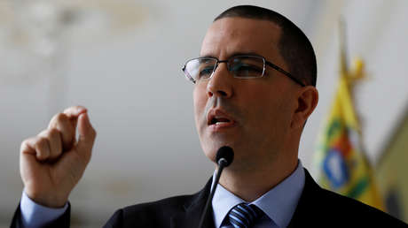 Venezuela rechaza la "injuria" y la "persecución judicial" de EE.UU. en contra de dos exfuncionarios de la cartera de Energía Eléctrica