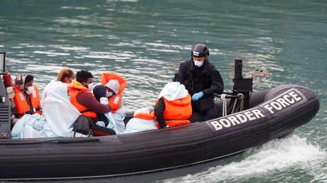 Reino Unido estudia instalar 'máquinas de olas' en el canal de la Mancha para frenar la inmigración ilegal